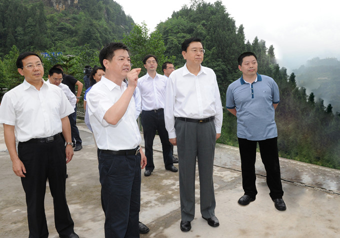 時(shí)任國(guó)務(wù)院副總理、中共中央政治局委員、重慶市委書(shū)記張德江視察重慶69